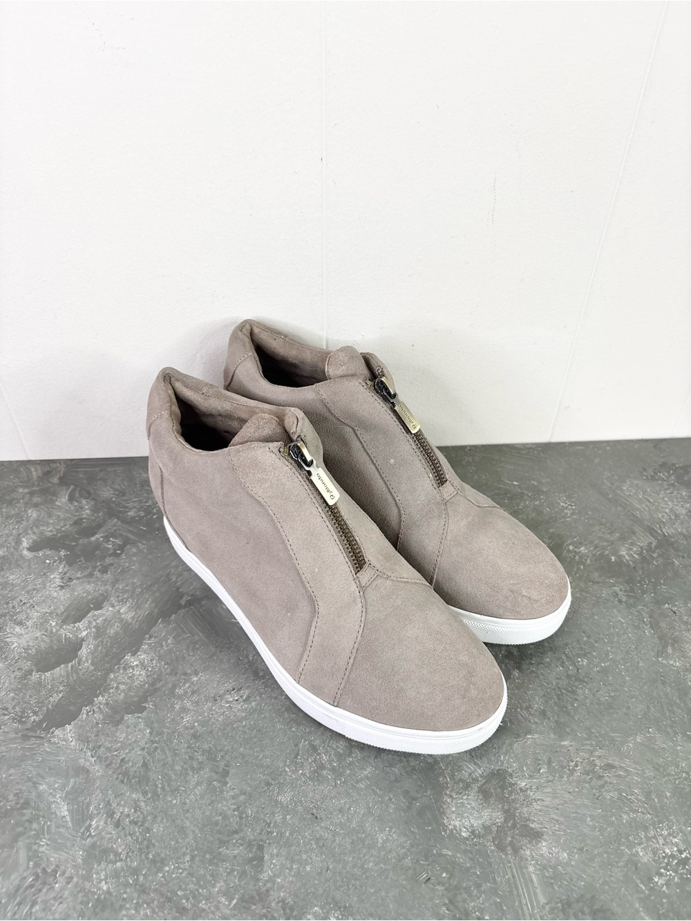 Blondo Glenda waterproof zipper-front wedge sneakers taupe suede size 7.5